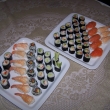 Sushi s krabmy tyinkami, uzenm lososem, okurkou, krevetami, ernm kavirem, avokdem...